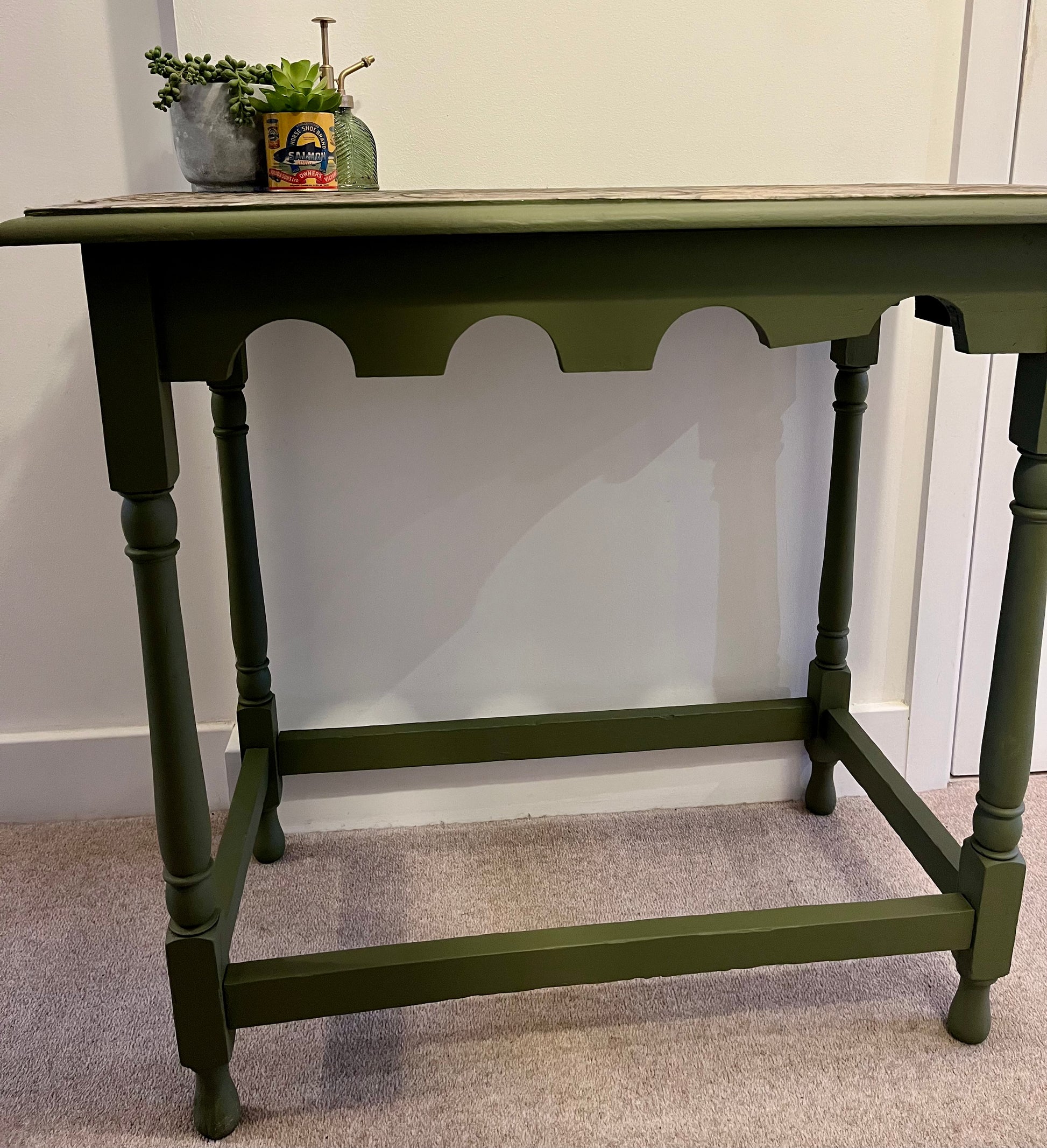 Close up of table frame, showing slight damage to one of the decorative arches